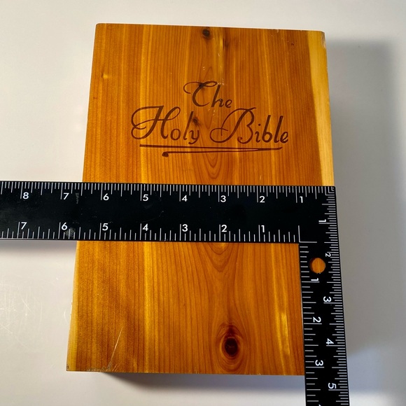 Vintage 1976 Catholic Illustrated Holy Bible Memorial Edition in Wood Cedar Box - Picture 9 of 11